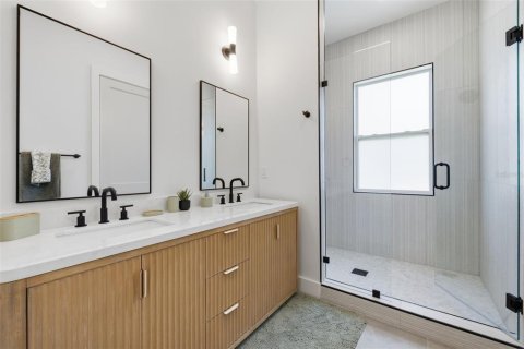 House in Tampa, Florida 4 bedrooms, 232.81 sq.m. № 2236321 - photo 15