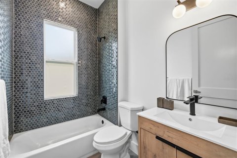 House in Tampa, Florida 4 bedrooms, 232.81 sq.m. № 2236321 - photo 23