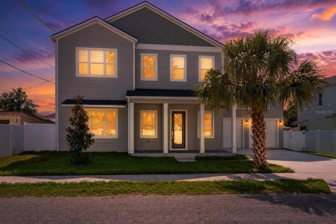 Casa en Tampa, Florida 4 dormitorios, 232.81 m2 № 2236321