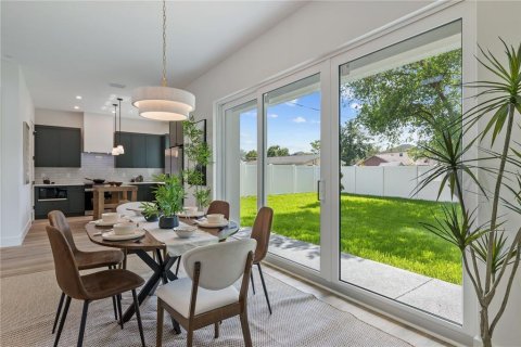 House in Tampa, Florida 4 bedrooms, 232.81 sq.m. № 2236321 - photo 6