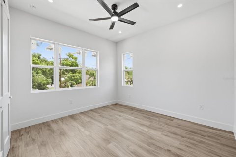 House in Tampa, Florida 4 bedrooms, 232.81 sq.m. № 2236321 - photo 22