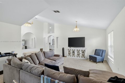 Casa en venta en Kissimmee, Florida, 3 dormitorios № 1806472 - foto 18
