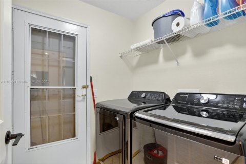 Casa en venta en Kissimmee, Florida, 3 dormitorios № 1806472 - foto 16