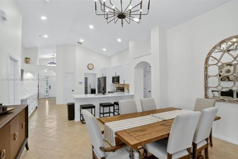 Casa en venta en Kissimmee, Florida, 3 dormitorios № 1806472 - foto 23