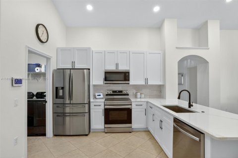 Casa en venta en Kissimmee, Florida, 3 dormitorios № 1806472 - foto 26