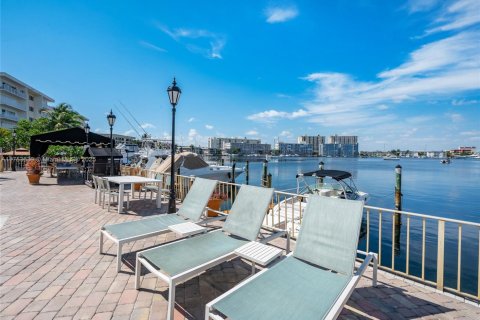 Condo in Hallandale Beach, Florida, 1 bedroom  № 1979702 - photo 9