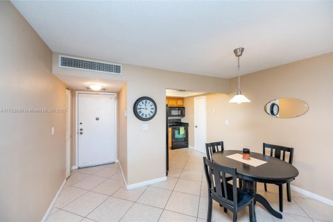Condo in Hallandale Beach, Florida, 1 bedroom  № 1979702 - photo 18