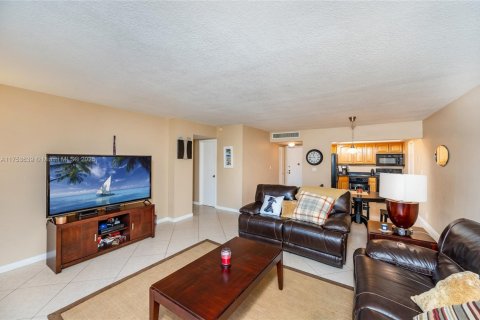 Condo in Hallandale Beach, Florida, 1 bedroom  № 1979702 - photo 24