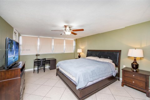 Condo in Hallandale Beach, Florida, 1 bedroom  № 1979702 - photo 25