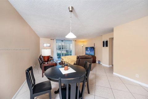 Condo in Hallandale Beach, Florida, 1 bedroom  № 1979702 - photo 16