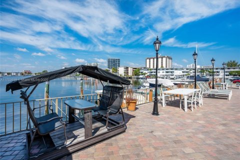 Condo in Hallandale Beach, Florida, 1 bedroom  № 1979702 - photo 12