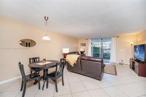 Condo in Hallandale Beach, Florida, 1 bedroom  № 1979702 - photo 17