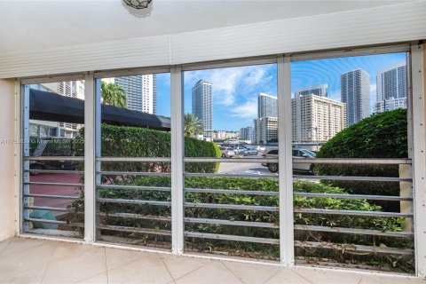 Condo in Hallandale Beach, Florida, 1 bedroom  № 1979702 - photo 13