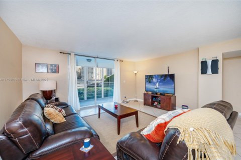 Condo in Hallandale Beach, Florida, 1 bedroom  № 1979702 - photo 22