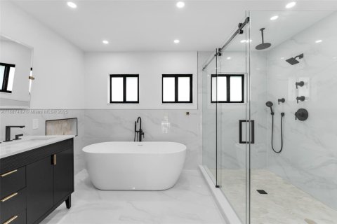 House in Miami, Florida 4 bedrooms, 228.82 sq.m. № 1938817 - photo 13