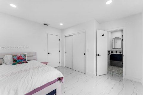 House in Miami, Florida 4 bedrooms, 228.82 sq.m. № 1938817 - photo 14