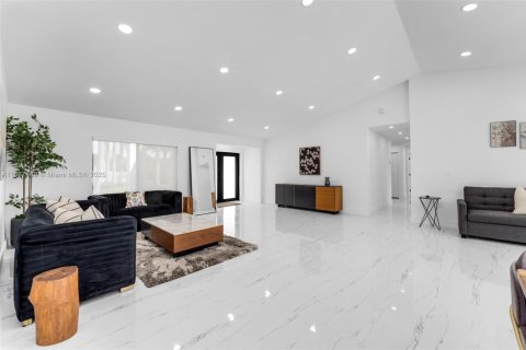 House in Miami, Florida 4 bedrooms, 228.82 sq.m. № 1938817 - photo 11