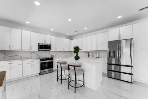 House in Miami, Florida 4 bedrooms, 228.82 sq.m. № 1938817 - photo 9