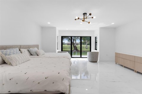 House in Miami, Florida 4 bedrooms, 228.82 sq.m. № 1938817 - photo 12