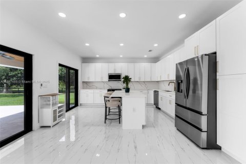 House in Miami, Florida 4 bedrooms, 228.82 sq.m. № 1938817 - photo 8