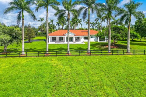 House in Miami, Florida 4 bedrooms, 228.82 sq.m. № 1938817 - photo 2