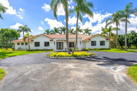 House in Miami, Florida 4 bedrooms, 228.82 sq.m. № 1938817 - photo 1