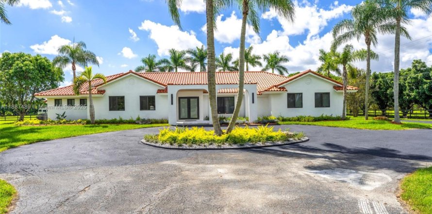 House in Miami, Florida 4 bedrooms, 228.82 sq.m. № 1938817