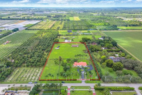 House in Miami, Florida 4 bedrooms, 228.82 sq.m. № 1938817 - photo 4