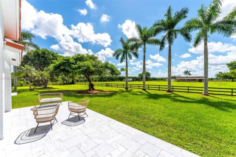 House in Miami, Florida 4 bedrooms, 228.82 sq.m. № 1938817 - photo 22