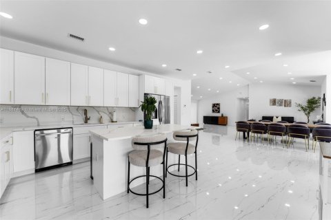 House in Miami, Florida 4 bedrooms, 228.82 sq.m. № 1938817 - photo 7