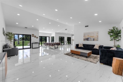House in Miami, Florida 4 bedrooms, 228.82 sq.m. № 1938817 - photo 5