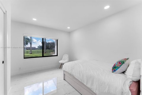 House in Miami, Florida 4 bedrooms, 228.82 sq.m. № 1938817 - photo 20