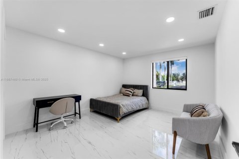 House in Miami, Florida 4 bedrooms, 228.82 sq.m. № 1938817 - photo 18
