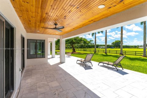 House in Miami, Florida 4 bedrooms, 228.82 sq.m. № 1938817 - photo 21