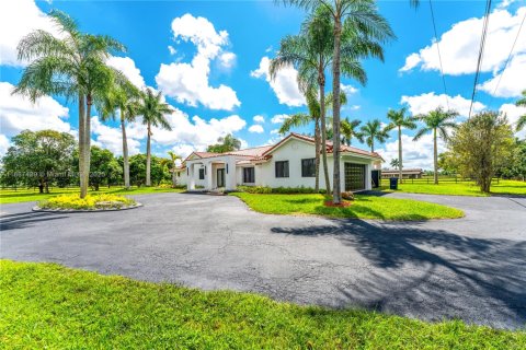 House in Miami, Florida 4 bedrooms, 228.82 sq.m. № 1938817 - photo 26