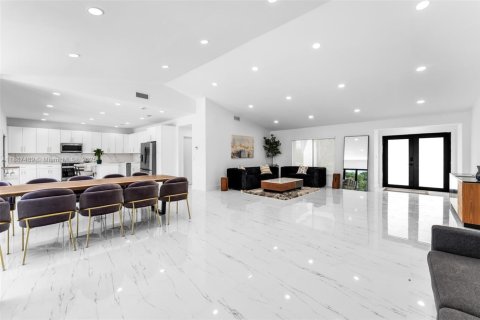 House in Miami, Florida 4 bedrooms, 228.82 sq.m. № 1938817 - photo 6