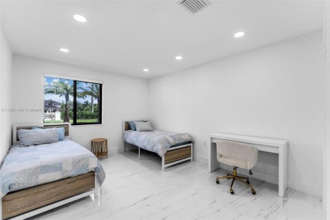 House in Miami, Florida 4 bedrooms, 228.82 sq.m. № 1938817 - photo 16