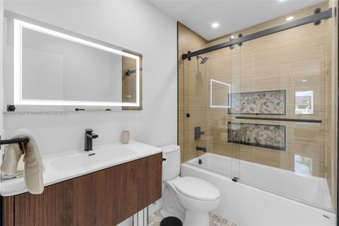 House in Miami, Florida 4 bedrooms, 228.82 sq.m. № 1938817 - photo 19