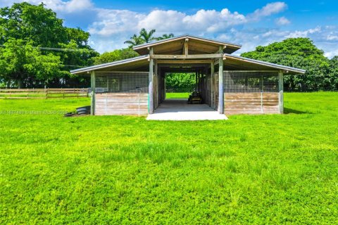 House in Miami, Florida 4 bedrooms, 228.82 sq.m. № 1938817 - photo 23