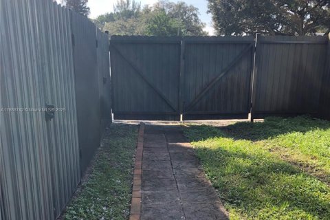 Снять в аренду квартиру в Пемброк-Пайнс, Флорида 1 спальня, 102.19м2, № 2013149 - фото 2