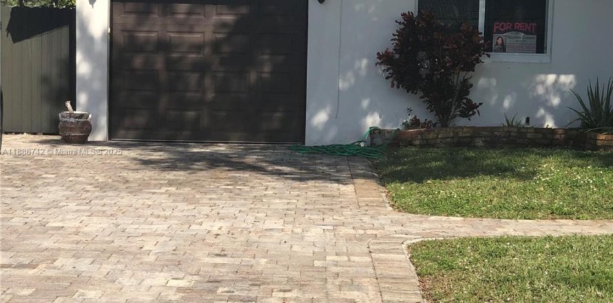 Квартира в Пемброк-Пайнс, Флорида 1 спальня, 102.19м2 № 2013149