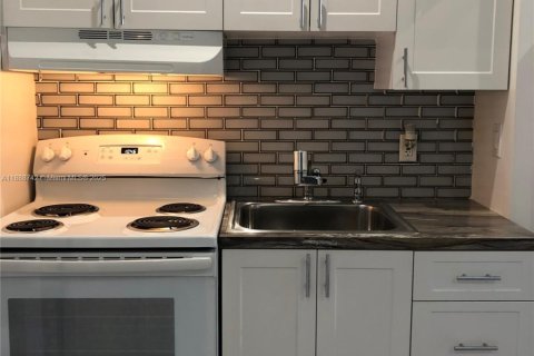 Снять в аренду квартиру в Пемброк-Пайнс, Флорида 1 спальня, 102.19м2, № 2013149 - фото 9