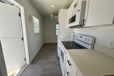 House in Port Charlotte, Florida 2 bedrooms, 64.57 sq.m. № 1827478 - photo 15