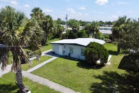House in Port Charlotte, Florida 2 bedrooms, 64.57 sq.m. № 1827478 - photo 24