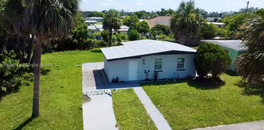 House in Port Charlotte, Florida 2 bedrooms, 64.57 sq.m. № 1827478