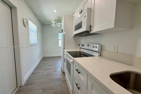 House in Port Charlotte, Florida 2 bedrooms, 64.57 sq.m. № 1827478 - photo 14