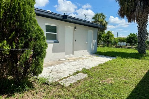House in Port Charlotte, Florida 2 bedrooms, 64.57 sq.m. № 1827478 - photo 30