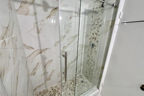 Apartamento en alquiler en Coral Gables, Florida, 1 dormitorio, 65.03 m2 № 1850631 - foto 13