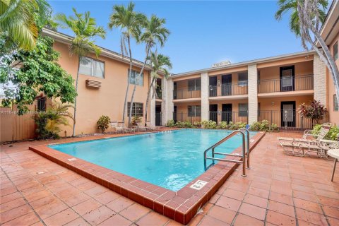 Apartamento en alquiler en Coral Gables, Florida, 1 dormitorio, 65.03 m2 № 1850631 - foto 1