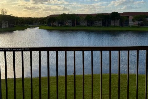 Condominio en alquiler en Pembroke Pines, Florida, 2 dormitorios, 112.13 m2 № 1952033 - foto 25